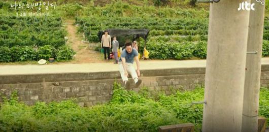JTBC '나의 해방일지' 5회에서 구씨(손석구)가 염미정(김지원)의 날아간 모자를 줍기 위해 강가를 점프해 건너는 장면은 미정을 향한 구씨의 '추앙'이 시작됐음을 보여주는 '역대급 엔딩'으로 회자되고 있다. [사진 JTBC 캡처]
