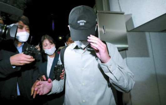 성남시 대장동 개발사업 특혜 의혹을 받는 화천대유자산관리에서 퇴직금 50억원을 받은 곽상도 의원 아들이 경기남부경찰청에서 조사를 마치고 나오고 있다. 연합뉴스