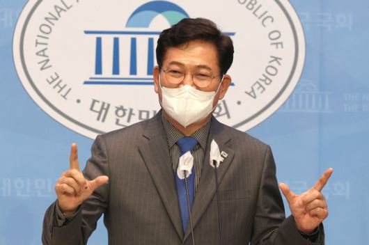 김관영 더불어민주당 전북도지사 경선 후보가 26일 전북도의회에서 기자회견을 열고 "이번에는 무능한 구태정치를 청산해서 깨끗하고 유능한 저에게 큰 힘을 모아달라"고 지지를 호소하고 있다. 연합뉴스