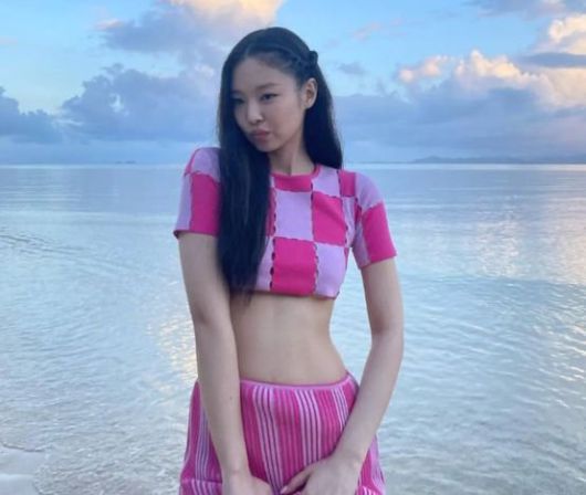 앞서 블랙핑크 제니는 자크뮈스 패션쇼에서 언더붑 패션을 선보인바 있다. [사진 제니 인스타그램]