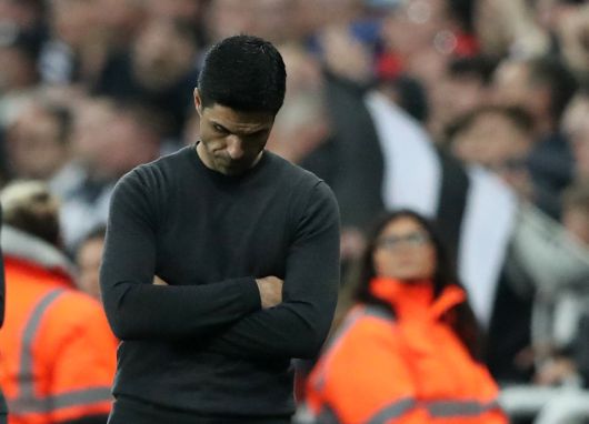 고개를 떨구는 아스널의 아르테타 감독. [로이터=연합뉴스]