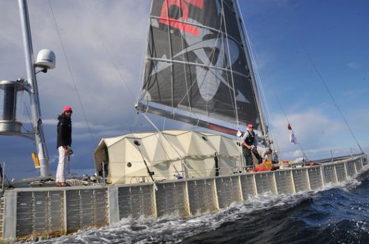 로스차일드는 2010년 플라스틱 페트병과 세레텍스라는 특수한 재활용 기술을 활용, ‘플라스티키호’를 제작해 태평양 1만5000km 이상을 항해했다. [사진 보이스 오브 네이처(Voice for Nature) 재단]