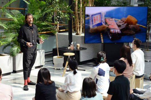 데이비드 드 로스차일드 현대차 글로벌 홍보대사가 지난 12일 양재동 본사에서 현대차 임직원을 대상으로 '대자연과 기업 시민의식'을 주제로 강의하는 모습. [사진 현대차]