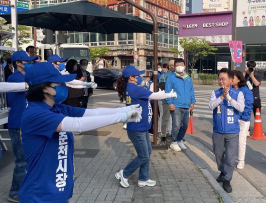 6·1 지방선거 공식 선거운동 첫날인 지난달 19일 오전 강원 춘천시 퇴계사거리에서 더불어민주당 육동한 춘천시장 후보가 유권자들에게 지지를 호소하고 있다. [연합뉴스]