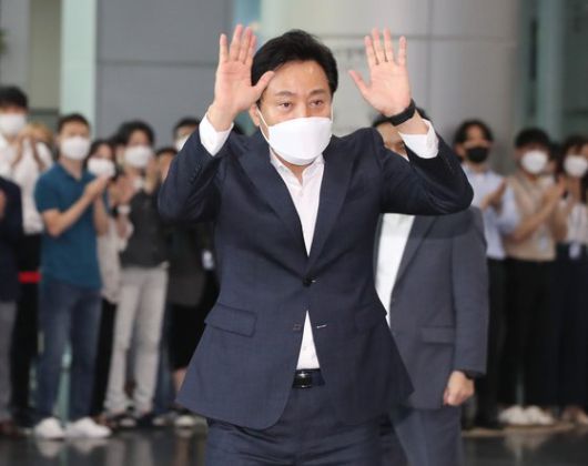 (성남=뉴스1) 김영운 기자 = 안철수 국민의힘 성남 분당갑 후보가 제8회 전국동시지방선거 투표일인 1일 오후 경기 성남시 분당구 야탑역 인근에 위치한 선거사무소에서 당선이 확실하자 환호하고 있다. 2022.6.1/뉴스1