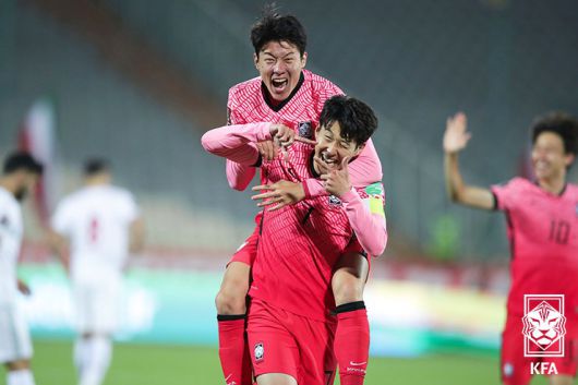대표팀에서 좋은 호흡을 보여주는 손흥민과 황의조 콤비. [사진 대한축구협회]