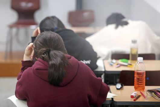 지난 4월 26일 오전 서울 마포구 종로학원 강북본원에서 수험생들이 모의고사를 치르고 있다. [연합뉴스]