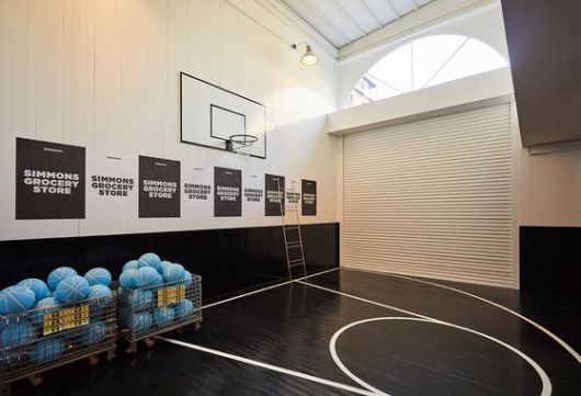 시몬스 그로서리 스토어 청담의 포토 맛집이 된 시몬스 스튜디오 내 농구코트. ⓒ 시몬스