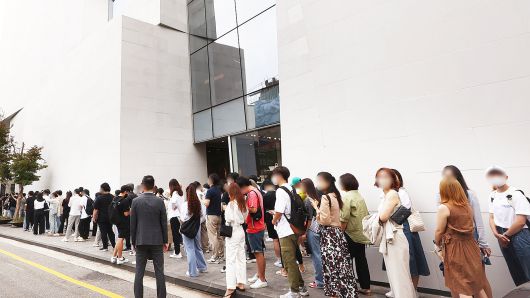 17일 서울 강남구 케이스스터디 분더 청담 팝업스토어에서 손흥민의 패션 브랜드 NOS7 제품을 구매하기 위해 시민들이 줄을 서있다. [연합뉴스]