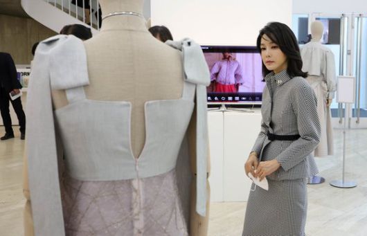 윤석열 대통령 부인 김건희 여사가 28일 오후 (현지시간) 주스페인한국문화원을 방문해 오지훈 원장(왼쪽) 김숙겸 실무관을 설명을 들으며 김아영 디자이너의 k-패션 전시회를 둘러보고 있다. [대통령실사진기자단]
