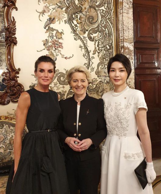 윤석열 대통령 부인 김건희 여사가 28일 오후(현지시간) 스페인 마드리드 왕궁에서 열린 펠리페 6세 국왕 부부 주최 만찬에 참석해 레티시아 스페인 왕비, 라이엔 EU 집행위원장과 기념촬영하고 있다. [사진 대통령실]