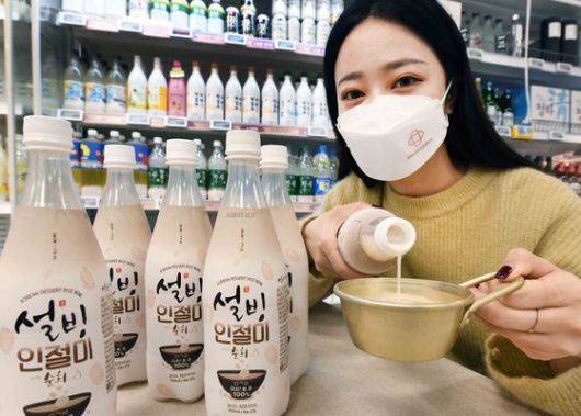 신평양조장에서 체험관광객들이 플라스틱 통에 고두밥과 누룩 등을 담은 뒤 막걸리를 시음하고 있다. 프리랜서 김성태