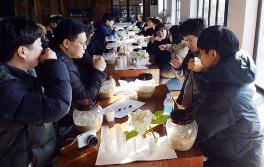 서울의 한 대형마트에 최근 가격이 오른 느린마을 막걸리가 진열돼 있다. 뉴스1