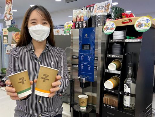 세븐일레븐의 자체커피 브랜드 '세븐카페'. 국제 원두가격 인상 등 전반적인 물가가 오르는 가운데 이달 들어 매출이 전년 대비 50% 이상 증가했다. [사진 세븐일레븐]