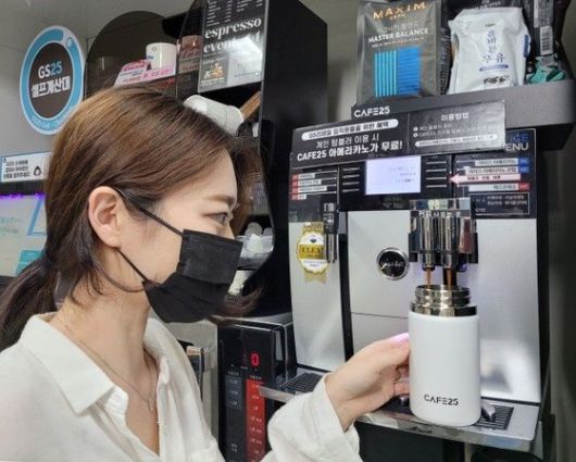 GS25의 '카페25' 커피. 스위스의 유명 커피머신 '유라(JURA)'로 고급 커피를 추출한다. [사진 GS25]
