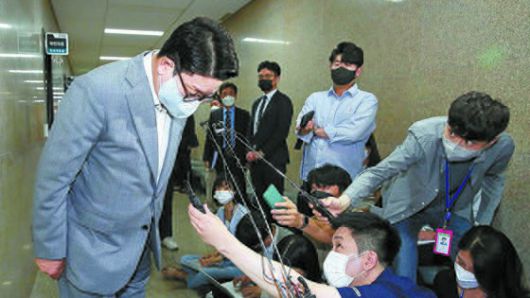 26일 오후 국회 본회의장에서 열린 제 398회 임시회 6차 본회의 대정부 질문도중 권성동 국민의힘 원내대표가 문자대화를 하고 있다. 국회사진기자단