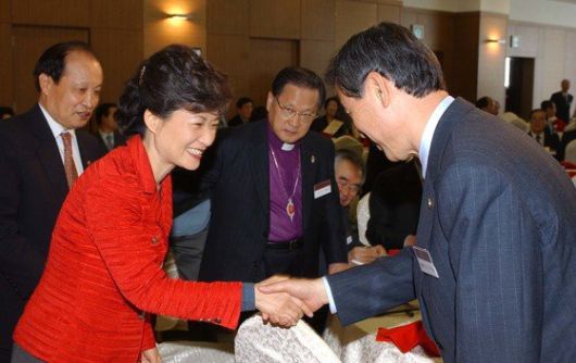 박근혜 전 대통령은 한나라당(국민의힘 전신) 대표 시절인 2005년 부정부패시 당원권 및 당무 자동정지 당규를 만들었다. 2004년 대표에 출마하며 "기득권 정당이라는 오명을 벗겠다"고 약속했고 이를 실행에 옮겼다. 중앙포토