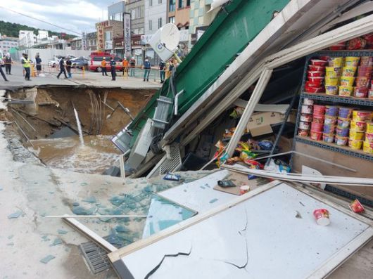 지난 5월 충북 제천에서 발생한 싱크홀. [뉴시스]