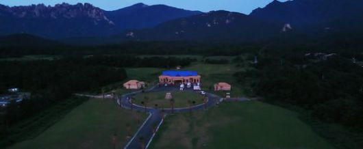 영화 '헌트' 예고편의 한 장면. 태국 묘역을 비추는 롱샷에 설악산 울산바위가 함께 보인다. 메가박스중앙 플러스엠