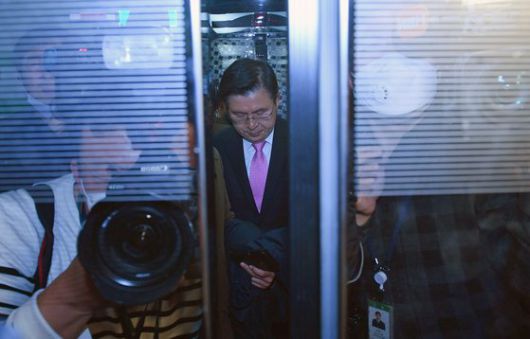 황교안 전 미래통합당(현 국민의힘) 대표가 21대 총선이 치러진 지난 2020년 국회 도서관 대강당에 마련된 개표 상황실에서 긴급 기자회견을 열고 대표직 사퇴 입장을 밝힌 뒤 상황실을 떠나고 있다. 중앙포토