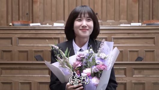 눈물을 보인 적이 잘 없는 박은빈이 '우영우' 마지막 촬영 후 인사를 하며 울먹이는 장면을 보고 팬들도 깜짝 놀라기도 했다. 박은빈은 "좋은 사람들과 작업하며 행복한 작품이었지만, 개인적인 부담이 가장 컸던 작업이기도 했다"고 밝혔다. 박은빈은 많은 대사량과 코로나19 확산으로 인해 촬영에 지장이 가지 않게 스스로를 격리해야하는 책임감 등으로 부담이 있었다고 밝혔다. 에이스토리 유튜브 캡쳐