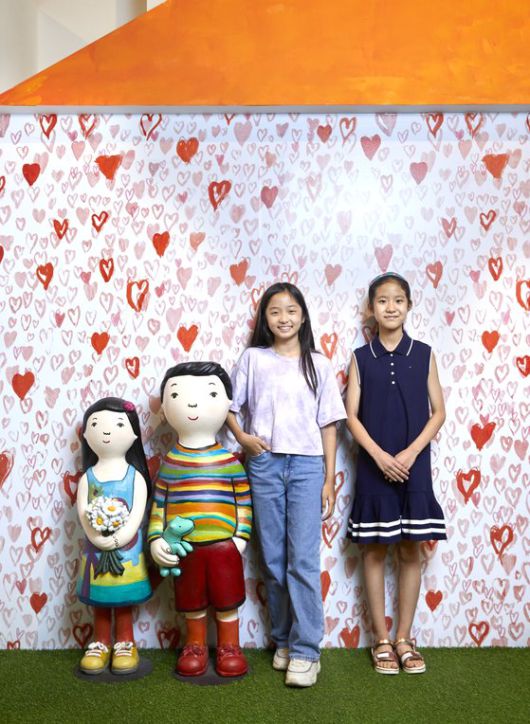 ‘광장’ 섹션에 전시된 조형물을 보고 즐긴 김윤슬(왼쪽)·박주영 학생기자.