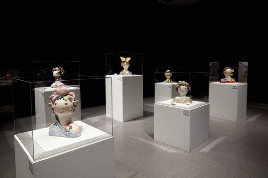 에바 알머슨은 단단하면서도 쉽게 깨지는 도자기를 통해 인간의 연약함과 강인함을 표현했다.