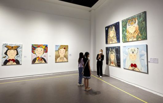 박유나 도슨트(맨 오른쪽)가 소중 학생기자단에게 ‘가면(동물 탈) 시리즈’ 4작품을 설명하고 있다.