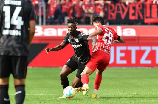 적극적으로 수비하는 프라이부르크 정우영(오른쪽). AFP=연합뉴스