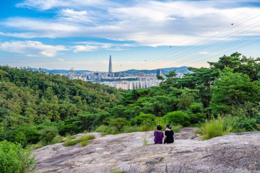 아차산은 등산 코스가 어렵지 않고, 걸출한 전망까지 품고 있어 초보 등산객이 많이 찾는 장소다. 아차산 고구려정 쪽에서 바라본 롯데월드타워 주변 풍경. 사진 서울관광재단