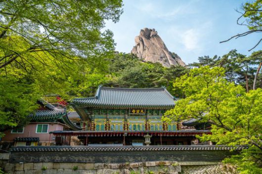 도봉산 천축사 사찰 뒤로 갓을 쓴 것처럼 선인봉이 우뚝 솟아 있다. 사진 서울관광재단