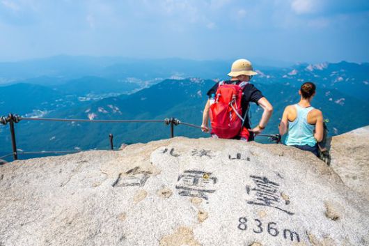 북한산 최고봉 백운대 정상에서 산세를 내다보는 외국인 등산객의 모습. 사진 서울관광재단