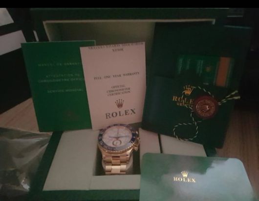롤렉스 가품. 박스와 보증서 모두 위조품이기 때문에 주의가 필요하다. [사진 김한뫼]