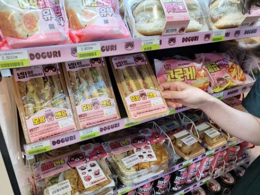 도구리 캐릭터를 활용, 스티커를 동봉한 CU의 간편 식사류 등이 인기를 끌고 있다. [사진 CU]