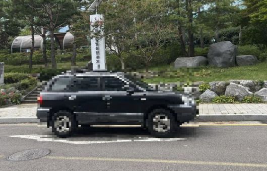 지난 18일 경남 진주의 한 변호사 사무실 건물 인근에 주차된 차량. 이날 스토킹, 방화 협박 혐의로 긴급 체포된 40대 남성이 범행 당시 타고 온 차량이다. 사진 독자