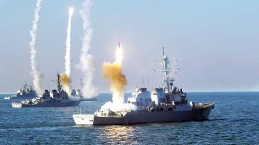 미국 해군의 이지스 구축함들이 함대공 미사일을 발사하는 모습. 최신형 이지스 체계엔 합동교전능력(CEC)을 갖춰 다른 체계로부터 실시간으로 표적정보를 받아 요격할 수 있다. 사진 미 해군