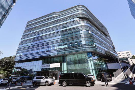 중입자치료기 설치를 위해 건물을 새로 지었다.