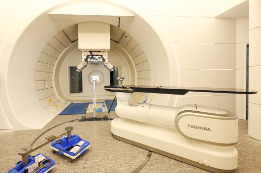 치료기는 고정형 1대, 회전형 2대 등 총 3대가 운용될 예정이다. 하루 50여명의 환자가 치료를 받을 수 있다.