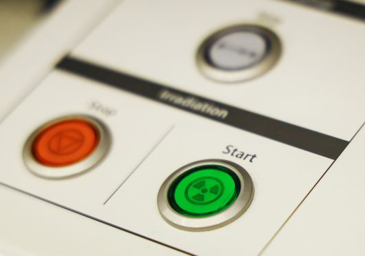 녹색 버튼을 누르면 중입자 빔이 환자의 몸에 조사된다. 의료진은 슛(shoot)버튼으로 부른다.