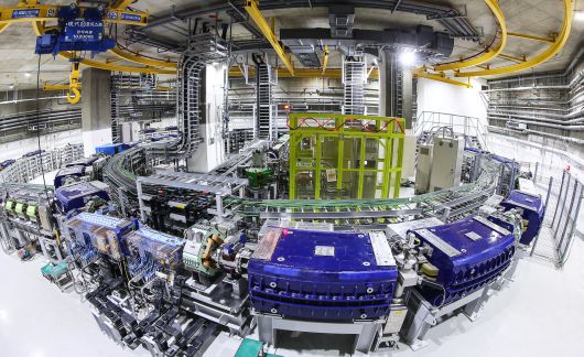 중입자가속기는 탄소입자를 빚의 속도에 가깝게 가속한다. 이를 환자의 몸에 조준해 쏴주면 암세포가 파괴된다. 중입자는 암조직에서만 에너지의 대부분을 폭발시키는 특성이 있다. 정상세포 손상이 적은 이유다.