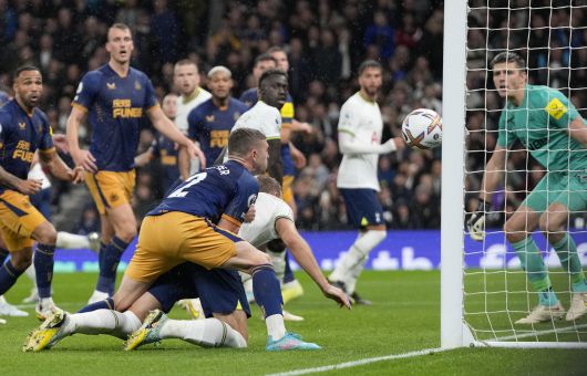 다이빙 헤딩으로 만회골을 터트리는 토트넘 케인(가운데). AP=연합뉴스