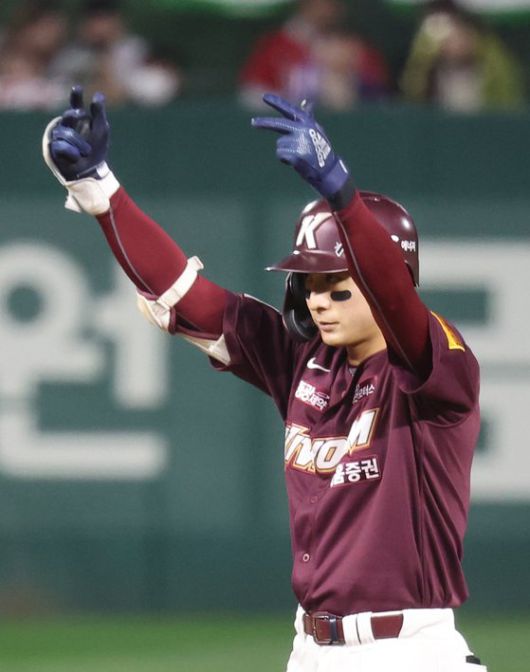 키움 이정후가 7일 KS 5차전에서 5회 1사 후 2루타를 치고 출루한 뒤 기뻐하고 있다. 연합뉴스