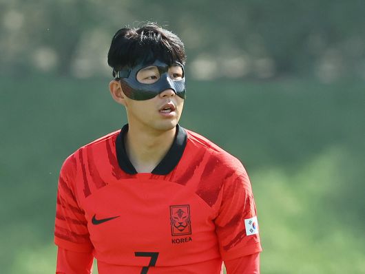 손흥민이 16일 카타르 도하 알에글라 트레이닝 센터에서 기자회견하고 있다. 왼쪽 눈쪽에 부기가 남은 모습이다. 김현동 기자