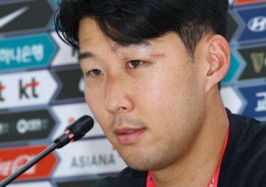 마스크를 고쳐쓰는 손흥민. 김현동 기자