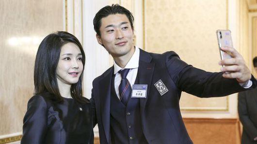 윤석열 대통령이 8일 청와대 영빈관에서 열린 축구 국가대표팀 환영 만찬에서 주장 손흥민 선수와 건배하고 있다. 사진 대통령실