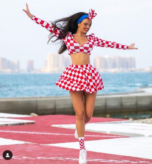 2022 카타르월드컵에서 노출 의상을 입은 크로아티아 출신 모델 겸 인플루언서 이바나 놀을 보는 현지 남성들. 사진 TrollFootball 트위터 캡처