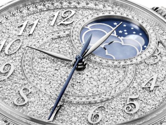 촘촘하게 다이아몬드가 세팅된 바쉐론 콘스탄틴 에제리 문페이즈 컬렉션. 사진 바쉐론 콘스탄틴