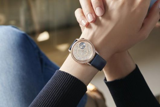 에제리 문페이즈 다이아몬드 파베 모델. 핑크골드 소재와 블루 스트랩의 조우가 우아하다. 사진 바쉐론 콘스탄틴