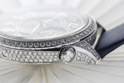 케이스 옆면과 스트랩을 고정하는 러그에까지 다이아몬드가 빼곡하게 세팅됐다. 사진 바쉐론 콘스탄틴