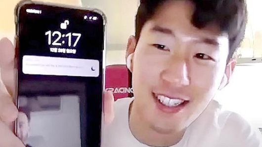 손흥민 선수가 자신의 아이폰을 보여주는 모습. 유튜브 캡처